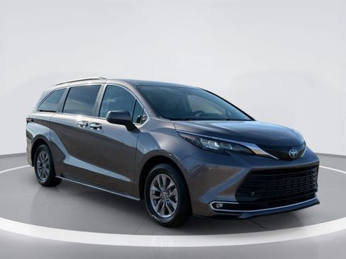 Used 2024 Toyota Sienna XLE FWD image 5