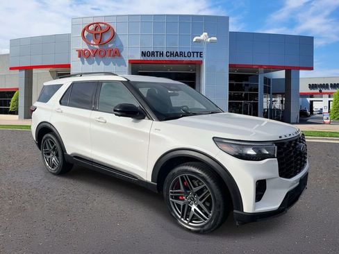 Used 2025 Ford Explorer ST-Line w/ ST-Line Street Pack AWD/4WD image 3