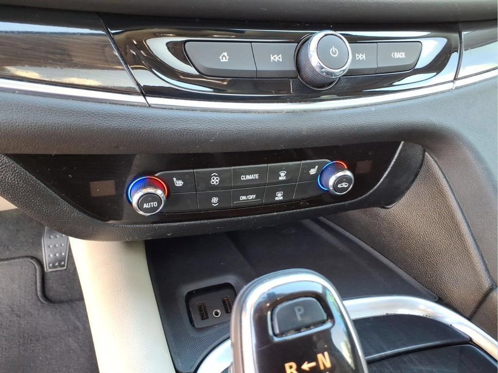 Used 2019 Buick Enclave Essence FWD image 28