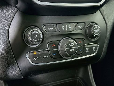 Used 2019 Jeep Cherokee Latitude Plus w/ Comfort/Convenience Group AWD/4WD image 8
