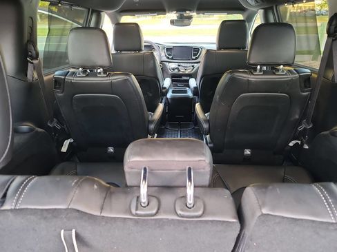 Used 2025 Chrysler Pacifica Select image 32