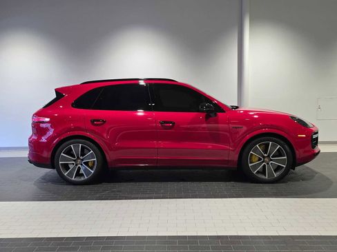 Used 2023 Porsche Cayenne Turbo S image 8