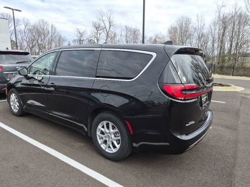 Used 2023 Chrysler Pacifica Touring-L image 5
