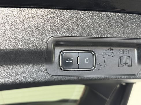 Used 2023 Ford Explorer XLT w/ Equipment Group 202A AWD/4WD image 18