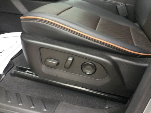 Used 2024 GMC Canyon AT4 w/ AT4 Premium Package AWD/4WD image 8