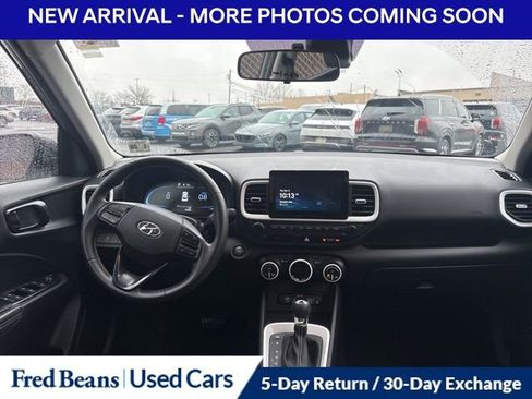 Used 2023 Hyundai Venue Limited image 12
