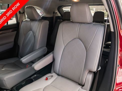 Certified 2021 Toyota Highlander Platinum AWD/4WD image 29