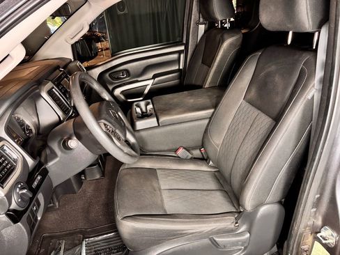 Used 2018 Nissan Titan SV AWD/4WD image 11