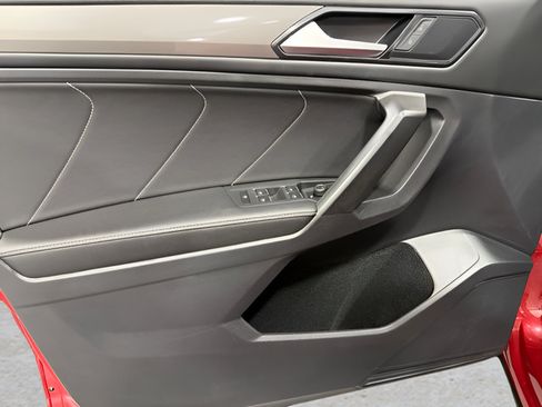Used 2023 Volkswagen Tiguan SE w/ Panoramic Sunroof Package FWD image 9