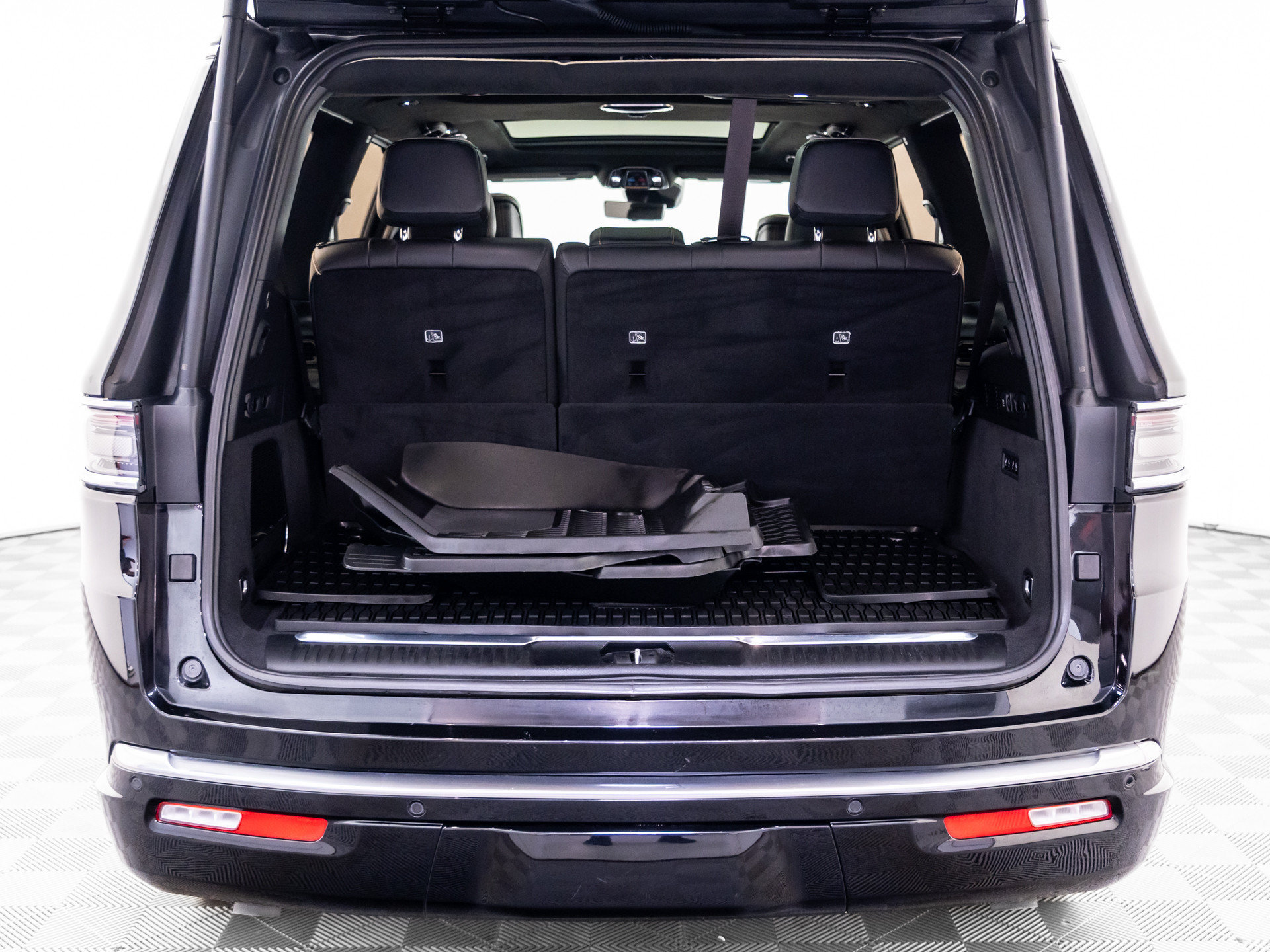 Used 2022 Jeep Grand Wagoneer Series III w/ Rear Seat Video Group 1 AWD/4WD image 36