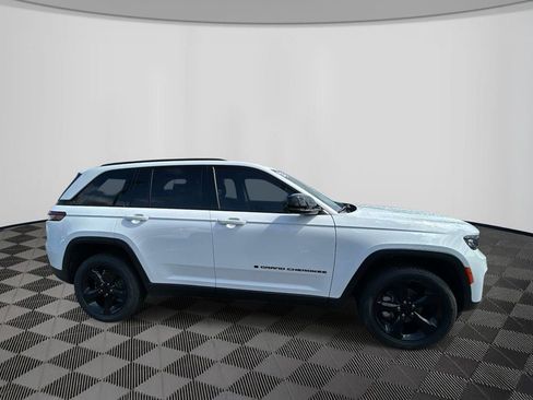 Used 2023 Jeep Grand Cherokee Limited w/ Black Appearance Package image 4