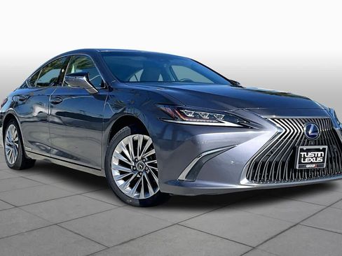 Used 2020 Lexus ES 300h w/ Accessory Package image 3