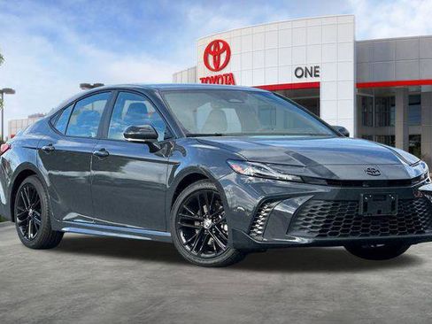 Used 2025 Toyota Camry SE w/ Convenience Package image 2