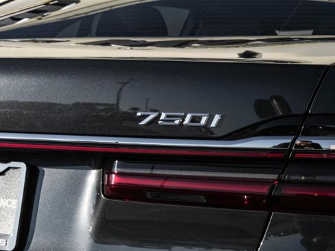Used 2021 BMW 750i xDrive image 61