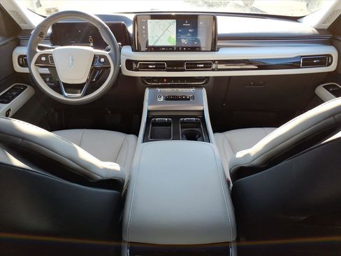 Used 2025 Lincoln Aviator AWD image 11