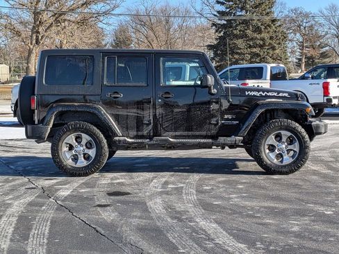 Used 2018 Jeep Wrangler Unlimited Sahara AWD/4WD image 8