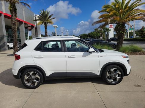 Used 2024 Hyundai Venue SEL FWD image 7