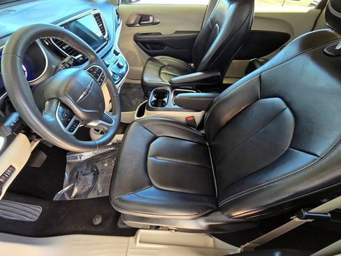Used 2024 Chrysler Pacifica Select image 22
