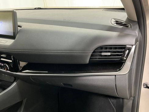 Used 2025 Nissan Rogue SL AWD/4WD image 14