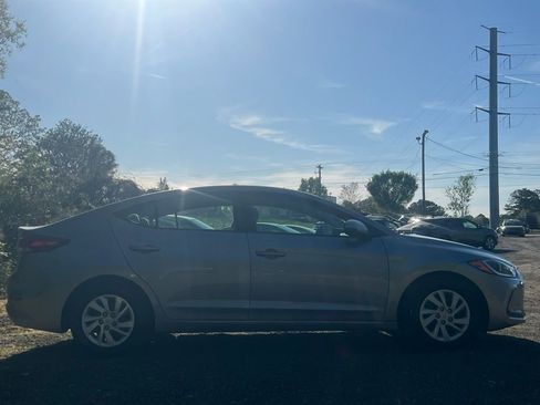 Used 2017 Hyundai Elantra SE FWD image 6