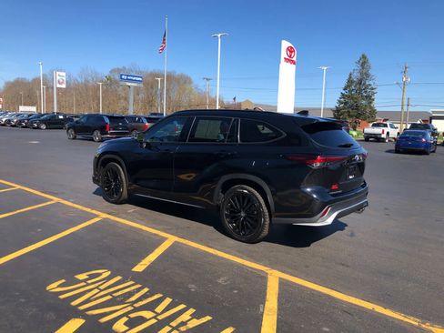 Used 2024 Toyota Highlander XSE AWD/4WD image 3