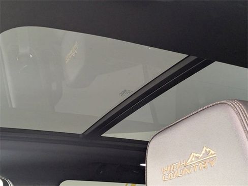 Used 2025 Chevrolet Tahoe High Country image 13