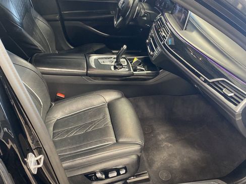 Used 2022 BMW 750i xDrive w/ Executive Package image 27