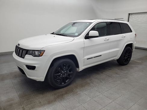 Used 2017 Jeep Grand Cherokee Altitude image 2