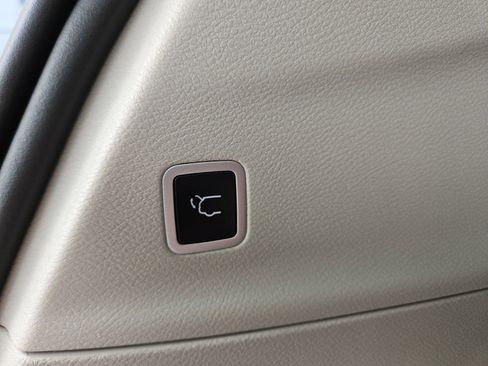 Used 2024 Chrysler Pacifica Touring-L FWD image 24
