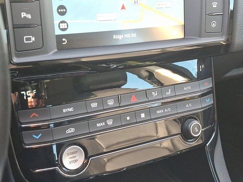 Used 2017 Jaguar XE Premium image 16