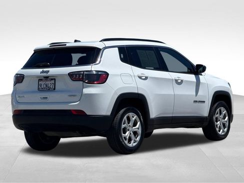 Used 2024 Jeep Compass Latitude AWD/4WD image 5