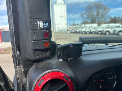 Used 2013 Jeep Wrangler Unlimited Rubicon image 21