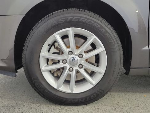 Used 2020 Dodge Grand Caravan SXT FWD image 9