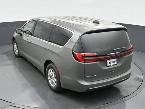 Used 2025 Chrysler Pacifica Select FWD image 30
