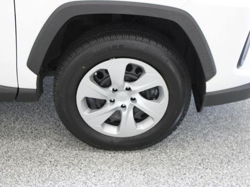 Used 2020 Toyota RAV4 LE FWD image 5