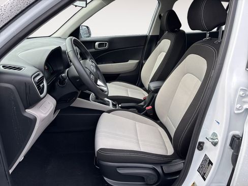 Used 2025 Hyundai Venue SEL image 16