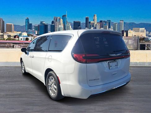 New 2026 Chrysler Pacifica Select image 5