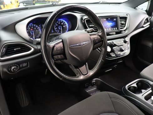 Used 2020 Chrysler Pacifica Touring w/ S Appearance Package image 12