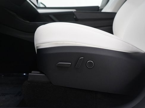 Used 2024 Tesla Model Y Long Range image 21