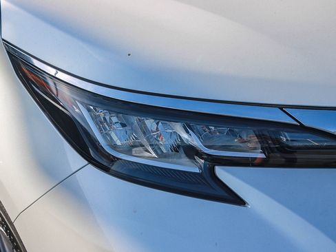 Used 2023 Toyota Sienna XLE FWD image 2