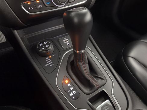 Used 2019 Jeep Cherokee Trailhawk w/ Comfort/Convenience Group AWD/4WD image 25