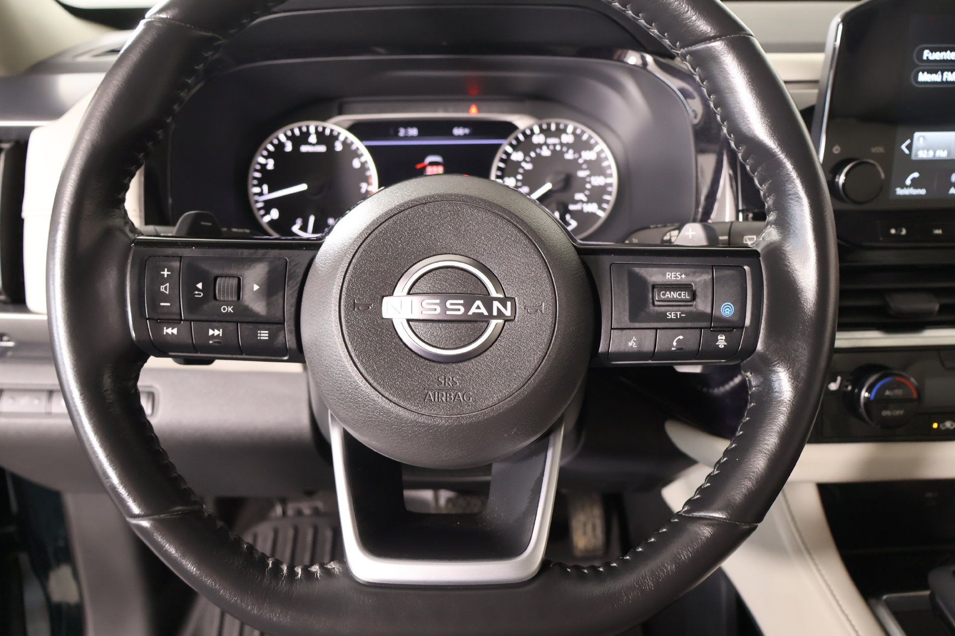 Used 2023 Nissan Pathfinder SL AWD/4WD image 3