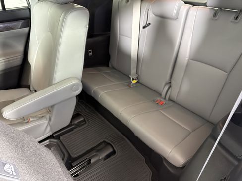 Used 2022 Toyota Highlander Platinum AWD/4WD image 20