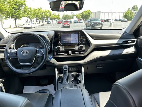 Used 2022 Toyota Highlander XLE FWD image 30