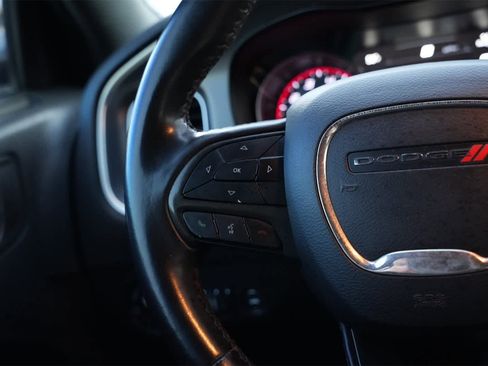 Used 2019 Dodge Charger SXT image 10