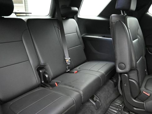 Used 2023 Chevrolet Traverse LT w/ LT Premium Package image 9