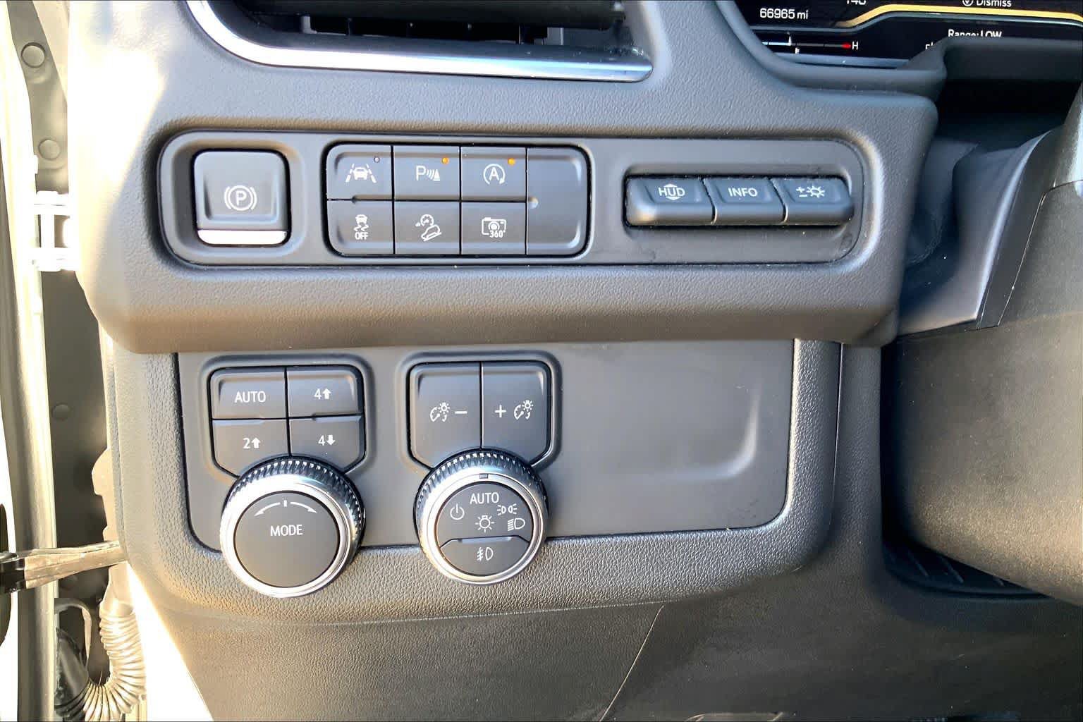 Used 2024 GMC Yukon AT4 w/ Technology Package AWD/4WD image 33