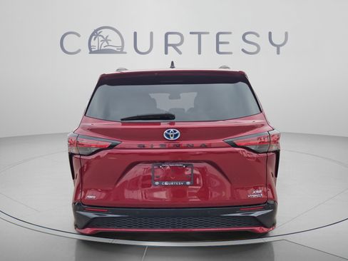 Certified 2021 Toyota Sienna XSE AWD/4WD image 4