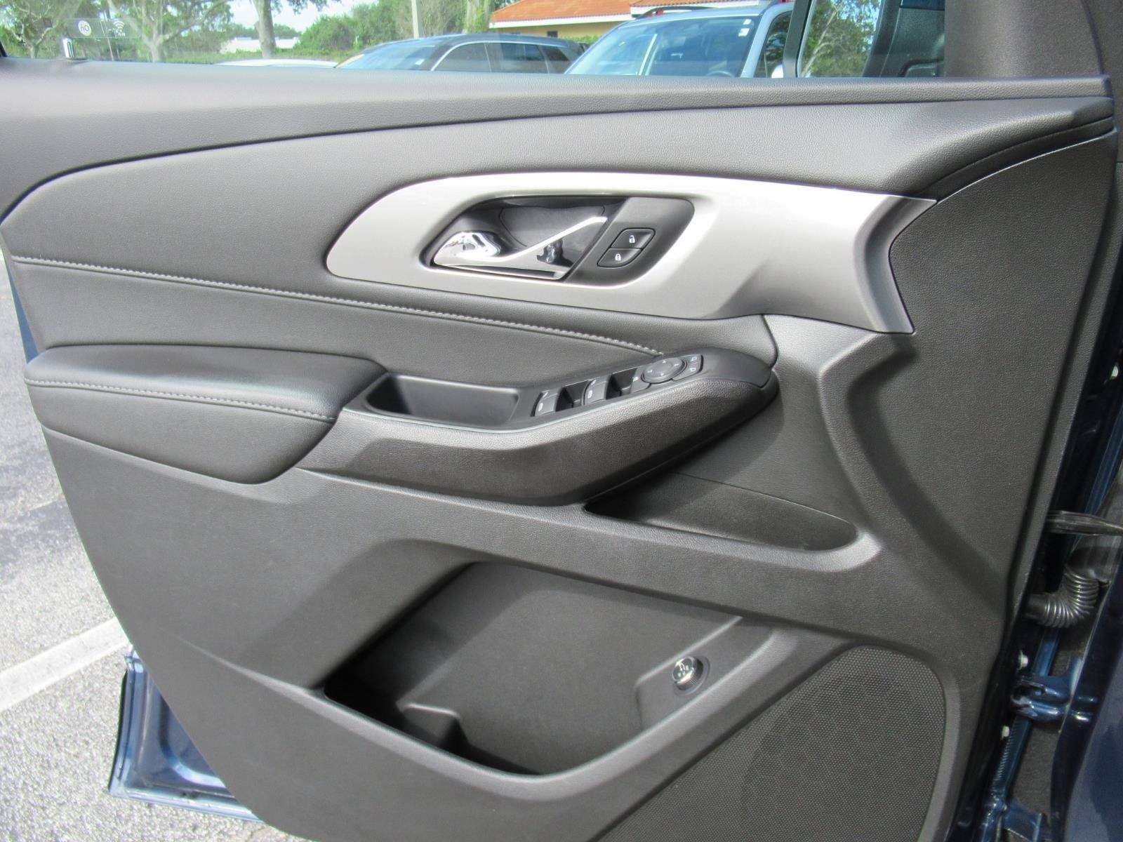 Used 2022 Chevrolet Traverse LT FWD image 20