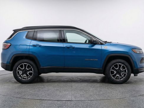 Used 2025 Jeep Compass Trailhawk image 11